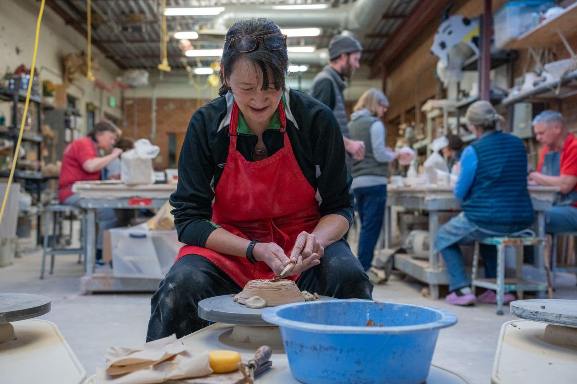 妇女在陶艺工作坊上捏粘土