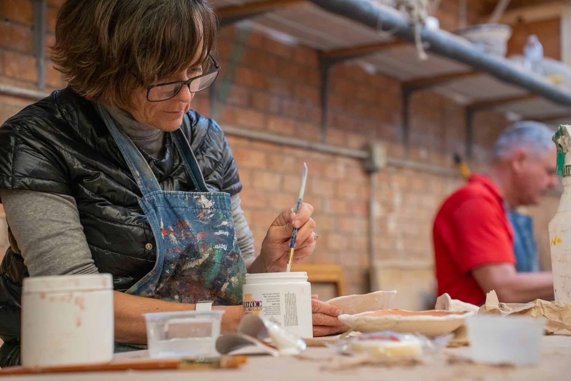 陶瓷作坊里的女工在画画.
